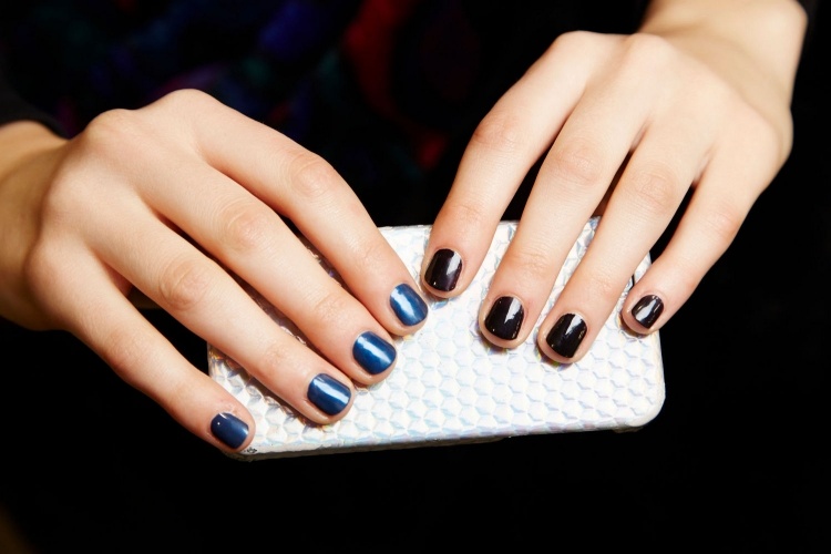 nageldesign-jul-nyårsafton-bilder-händer-olika-svart-blå-intressant