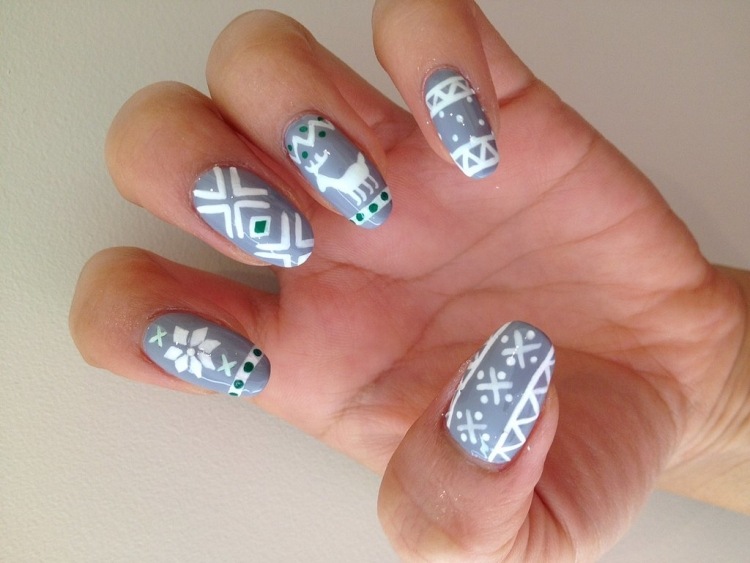 nageldesign-jul-nyår-bilder-grå-vit-snöflingor-mandelform