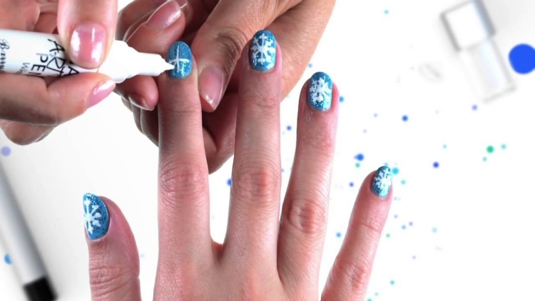 nageldesign-jul-nyår-bilder-blå-snöflingor-skimrande-kreativa