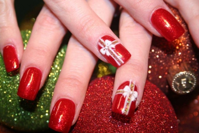 Nageldesign för jul och nyårsafton -bilder-röd-skimmer-present-manikyr