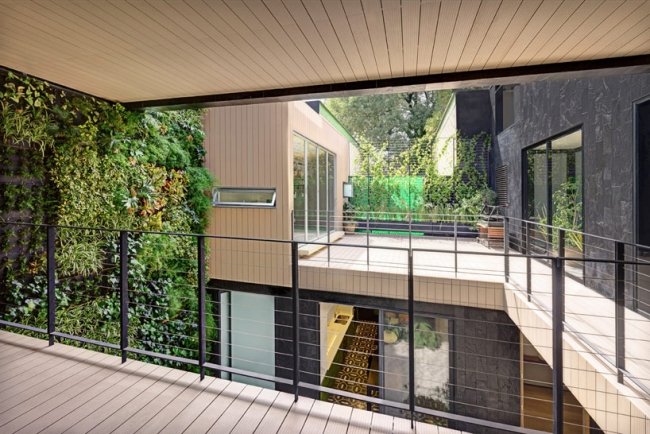 Modernt hållbart arkitekturhus betong-natursten-trä bok