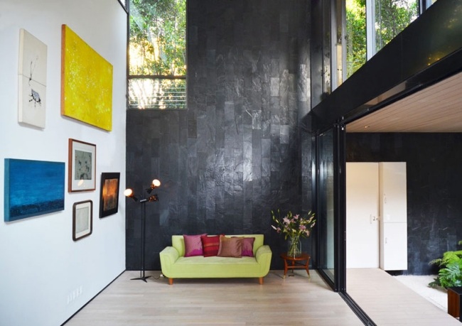 Inredningstrender soffa gul vägg svart natursten panelbeklädnad