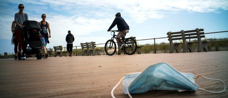 engångsmask efter användning kastas på gatan föroreningar från covid -avfall