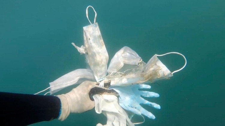 plastavfall i havet genom koronamasker och handskar naturskyddsåtgärder