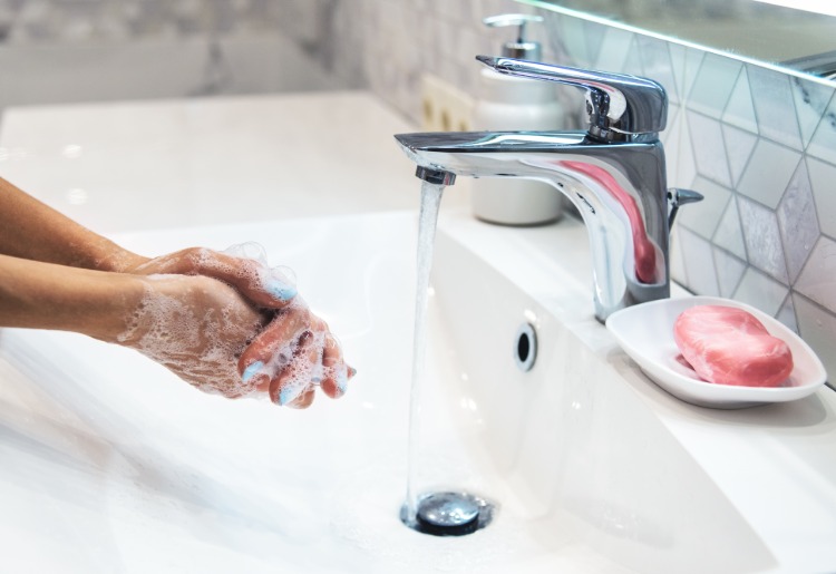 Skum från tvål vid tvättning av händer som en förebyggande åtgärd mot covid 19