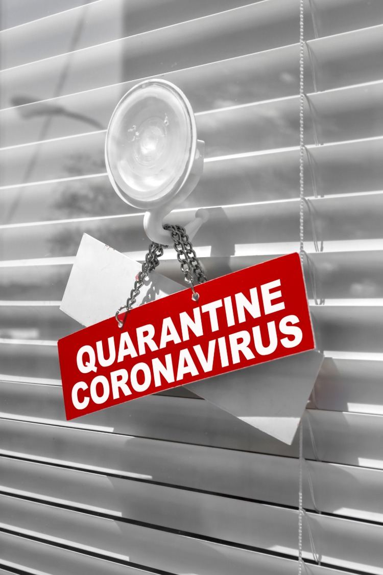 varningsskyltar på fönstret coronavirus -karantän