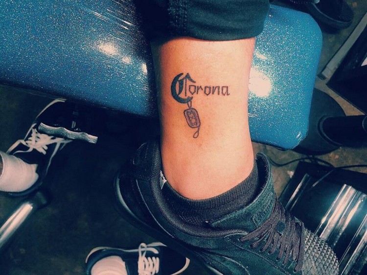 Fot tatueringar idéer liten corona tatuering