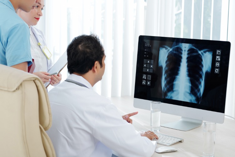 Läkare diskuterar lunginflammation vid bilden av sars