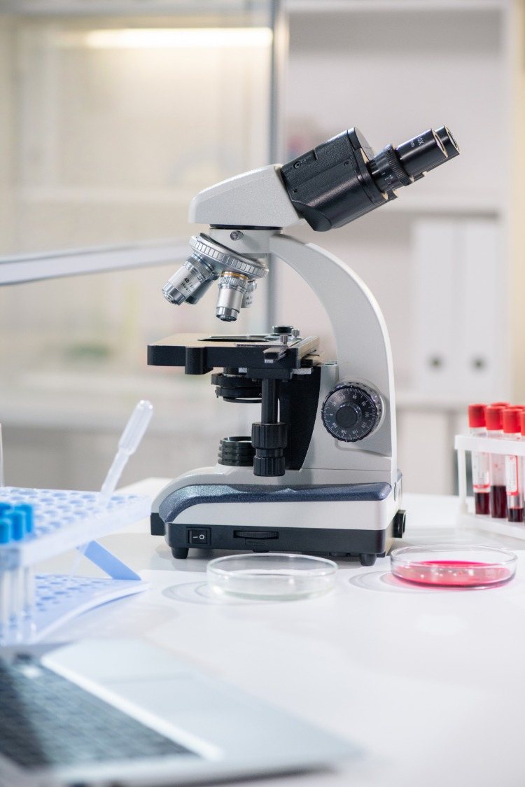 bioteknikindustrimikroskop i laboratorie -coronavirusläkemedel under utveckling