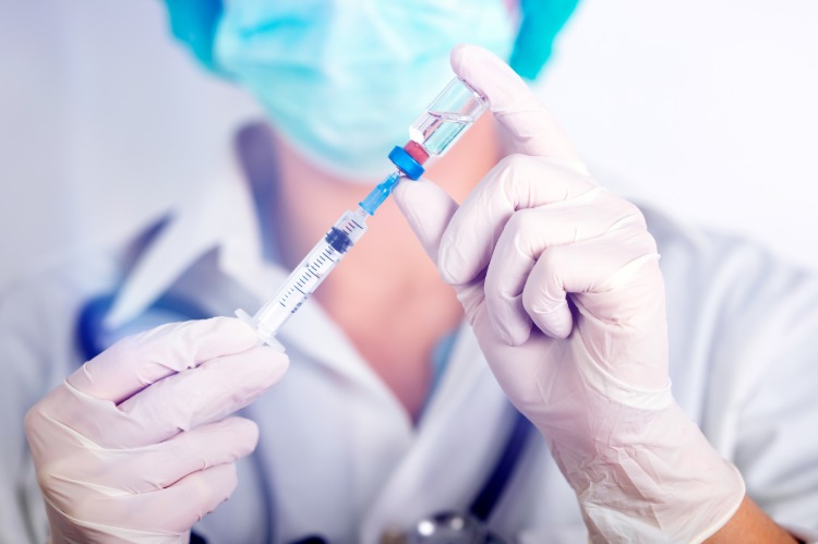coronavaccin utveckla läkare med spruta och limflaska