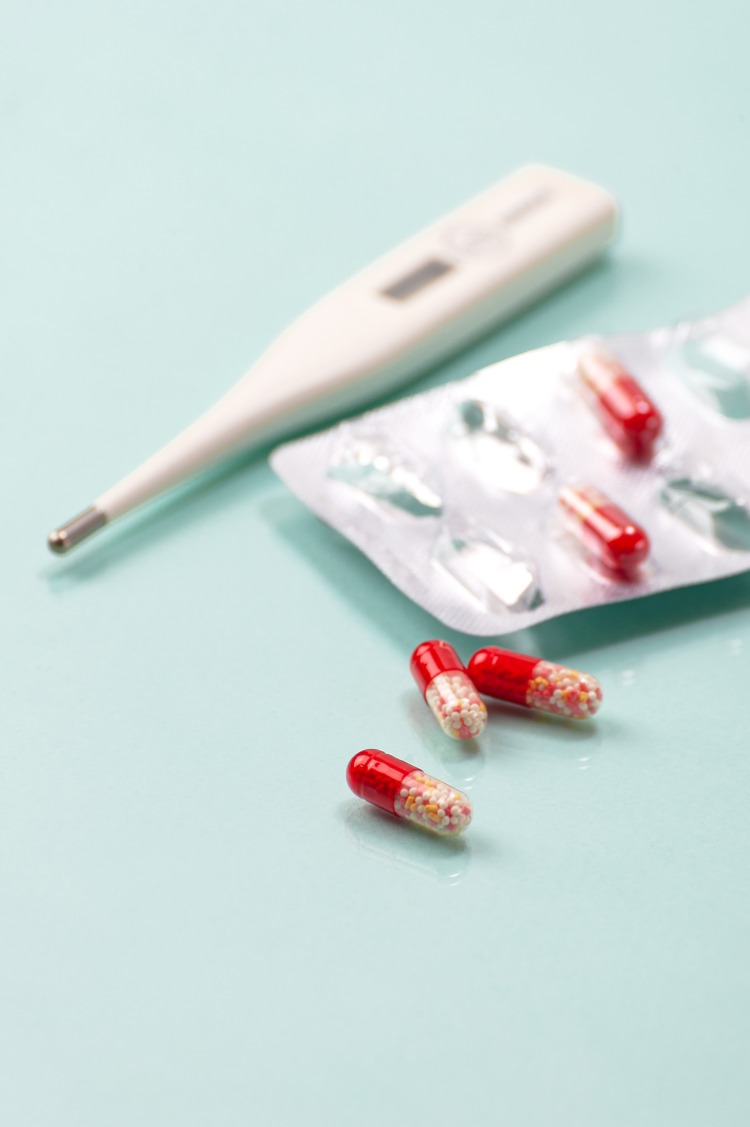 rödfärgade läkemedel i förpackningar och digital termometer