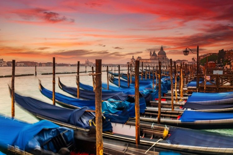 tomma gondoler bredvid torget San Marco i Venedig under coronakrisen i solnedgången