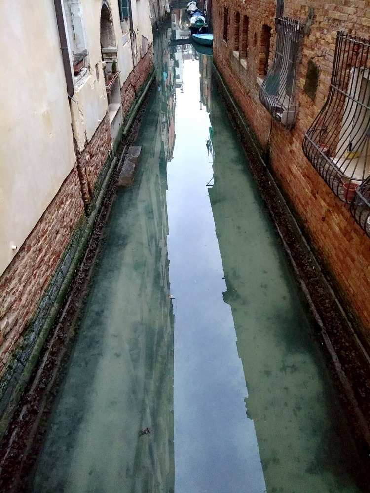 Venedig kanal klart vatten på grund av låg koronavirusförorening färre båtar
