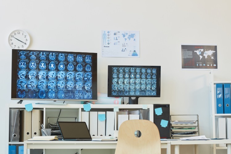 datortomografi på skärmar på sjukhus för coronavirus och hjärnundersökning