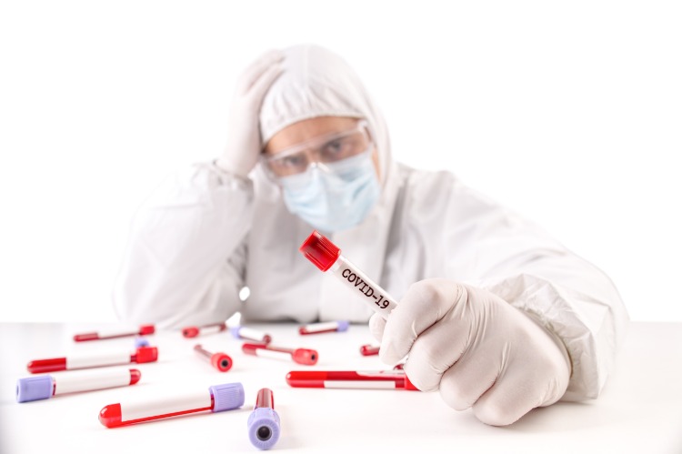 Covid -19 pandemiforskare med blodprov