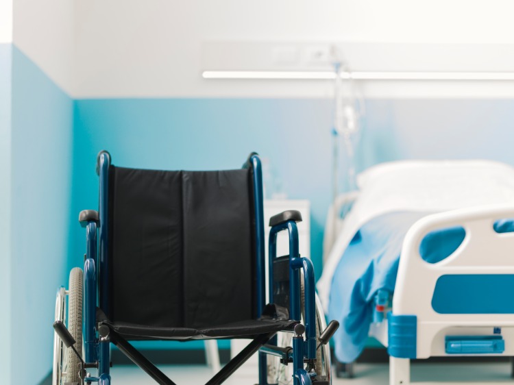 rullstol sjukhusrum covid 19 i samband med guillain barré syndrom. jpg