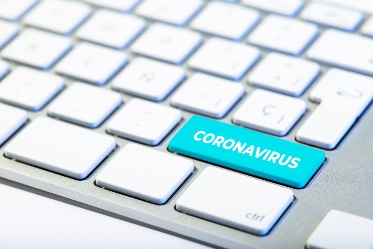 coronavirus uppdatera blå knapp på vitt tangentbord