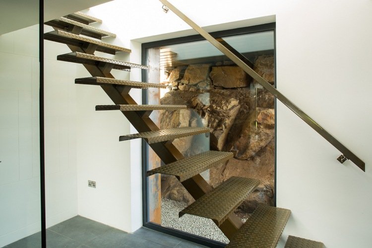 invändig trappa i stålglasfönster