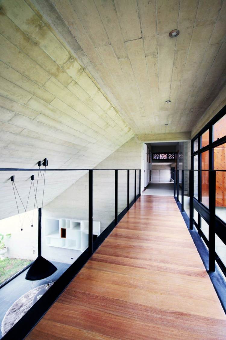 corten stålplåt-metall-korridor-bro-modern-stål-räcke-svart