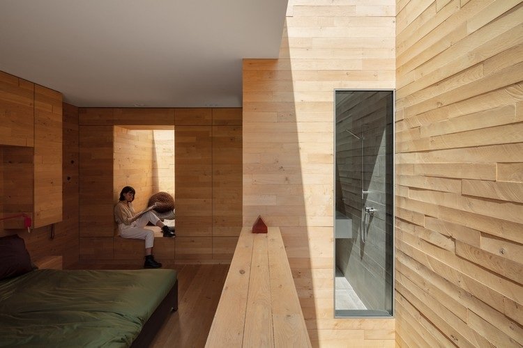 Sovrum med träväggar och badrum med keramiska plattor