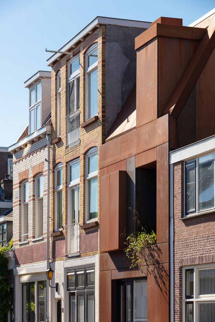 gamla och nya hus sida vid sida grannskap i Nederländerna