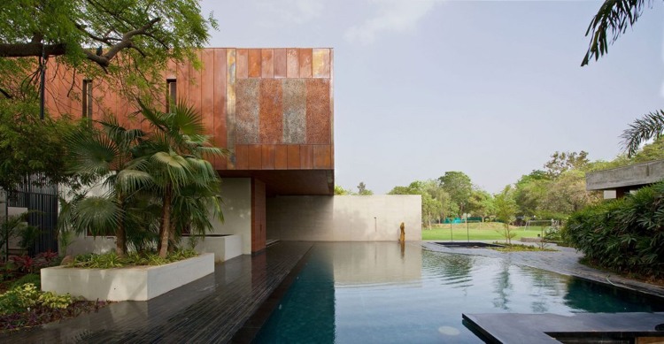 Fasad i cortenstål -pool-palmgrön