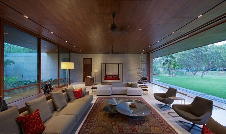 vardagsrum-modern-persisk matta-grå-soffa-metall-soffbord