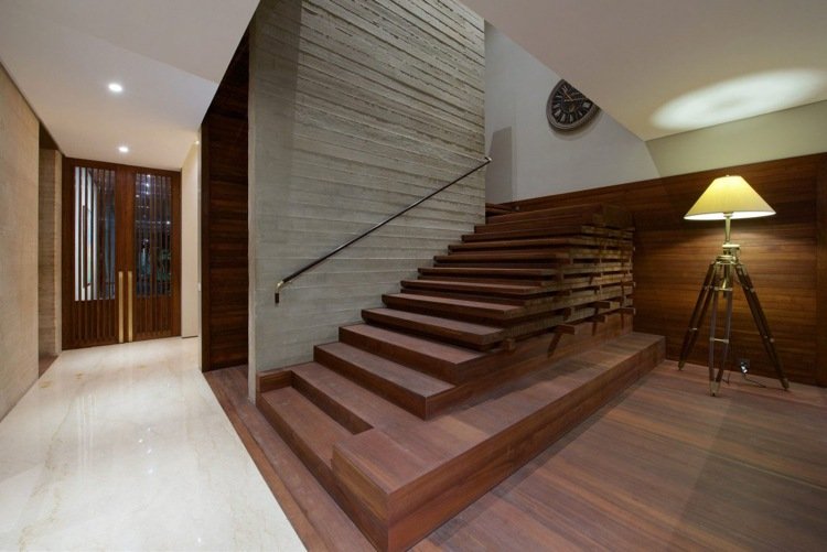 korridor-trä-trappor-exponerad betong-vägg design