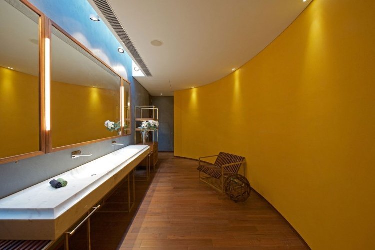 badrum-gul-ockra-vägg-trä-golv-belysning