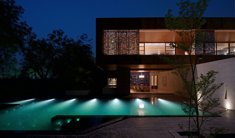Corten stål-fasad-perforerad plåt-dekorativ-pool-belysning-natt