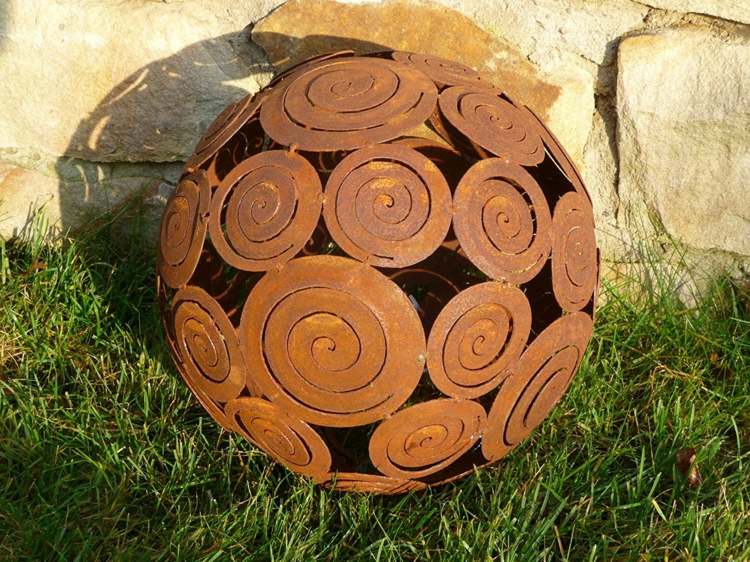 corten-stål-trädgård-dekoration-boll-spiraler-sensiolo-stå-gräsmatta