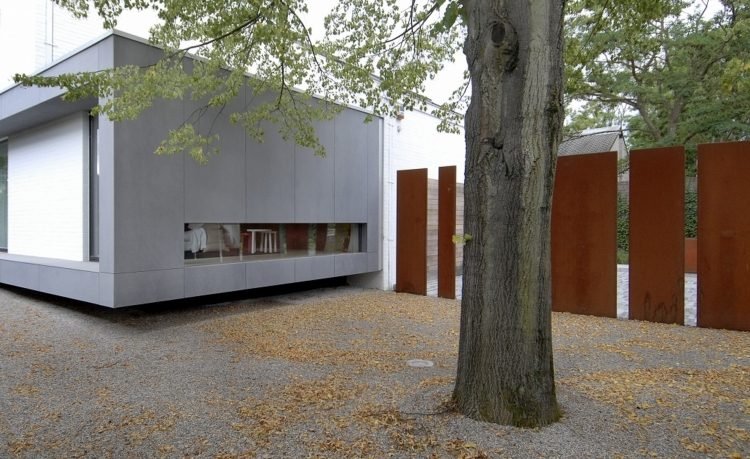 Cortenstål i trädgården -insats-staket-integritetsskydd-paneler-modern-arkitektur