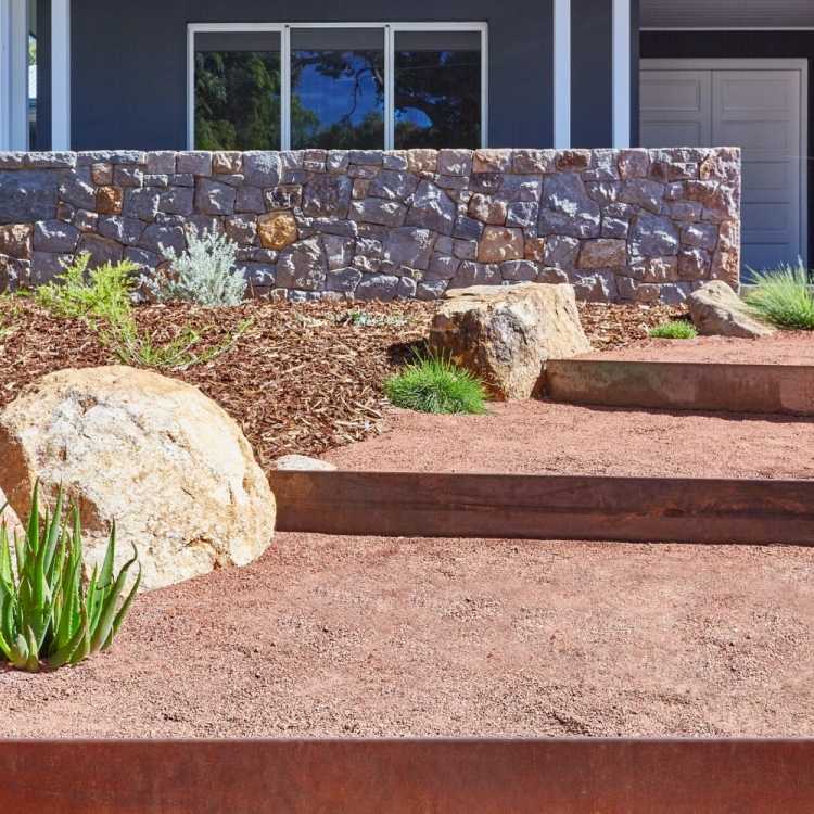 corten-stål-trädgård-insats-kantning-steg-fram-trädgård-öken-trädgård-agave