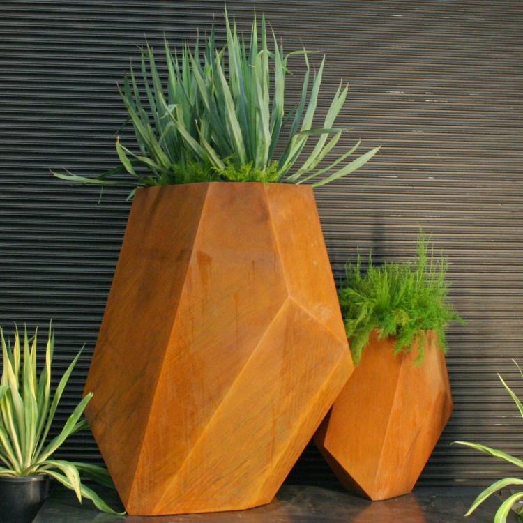 corten-stål-trädgård-planter-fasetterad-design