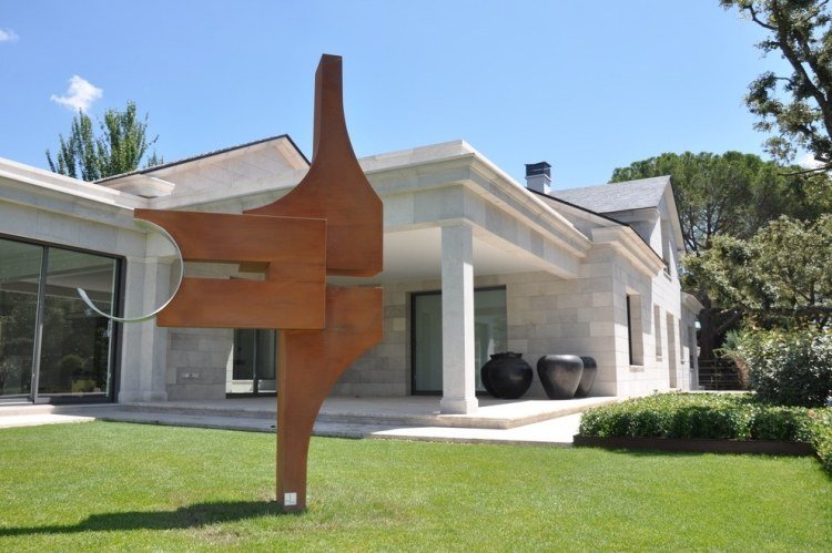 corten-stål-skulptur-abstrakt-moderna-trädgård-idéer-
