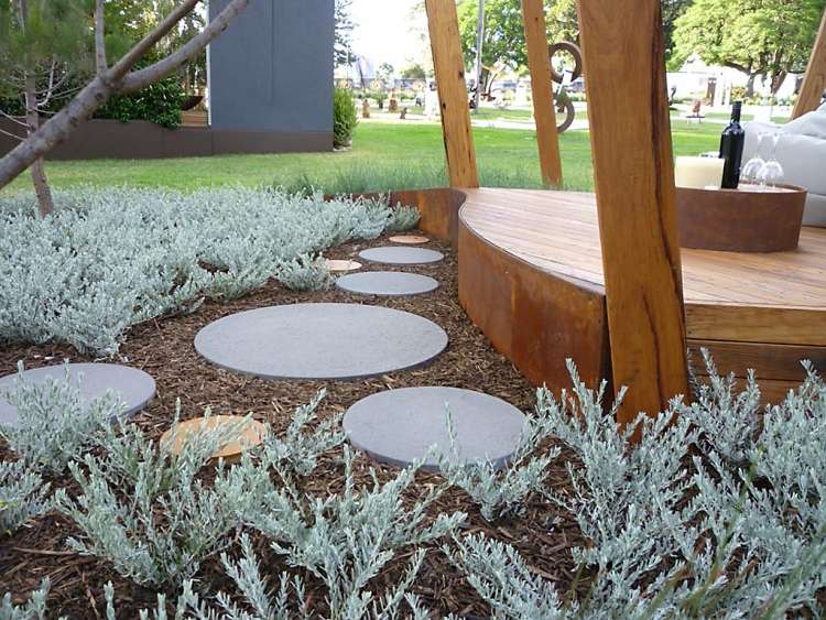 Corten stål-trädgård-cirklar-betong-växter-trä-konstruktion-pergola-gräsmatta