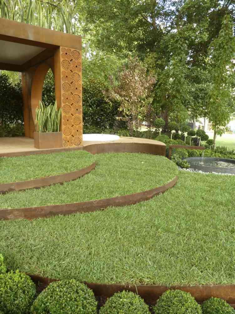 Corten stål-trädgård-gräsmatta-buxbom-konstruktioner-trädgårdsdesign-damm-träd-skugga