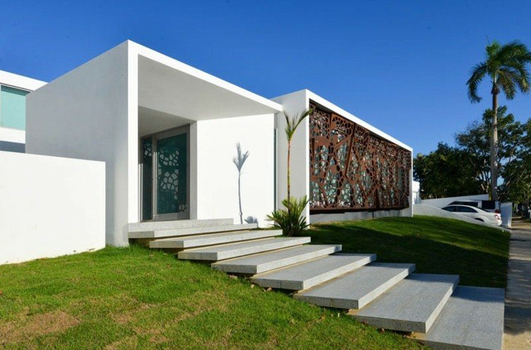 corten stål sekretessskärm rostfritt stål-trappor-minimalistisk-vit-fasad