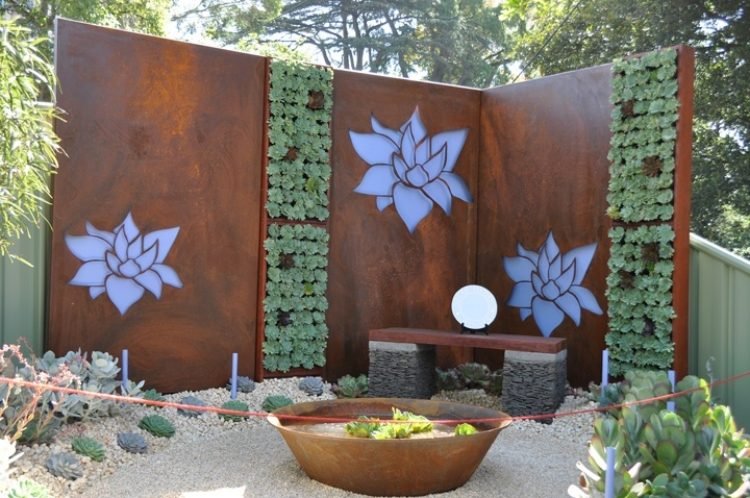 corten-stål-integritetsskydd-trädgård-lotus-blommor-succulenter-vertikalt planterade