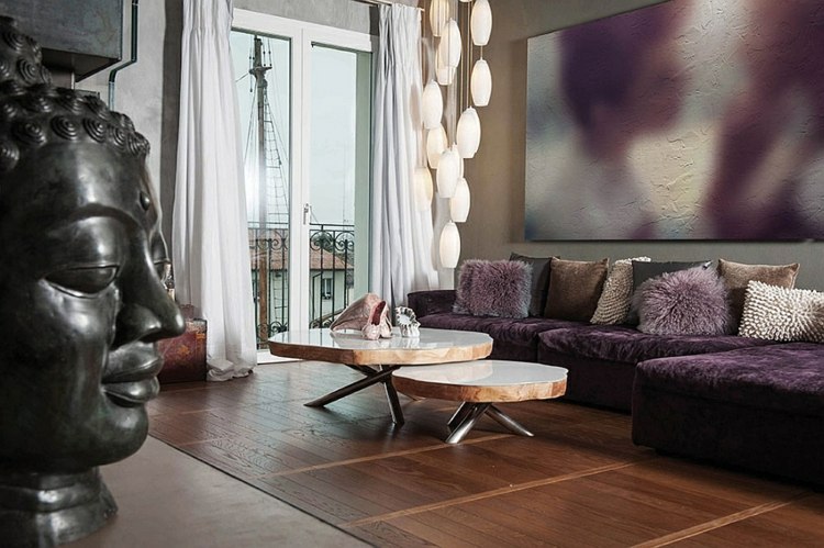 Soffbord-trä-skiva-vardagsrum-stål-bord-ben-lila-soffa-bild-hängande-lampor-terrass-dekoration figur