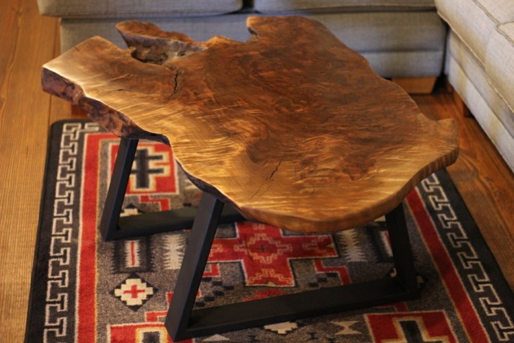 soffbord-trä-skiva-matta-vardagsrum-svart-grå-röd-stål-bord-ben-robust-rustik