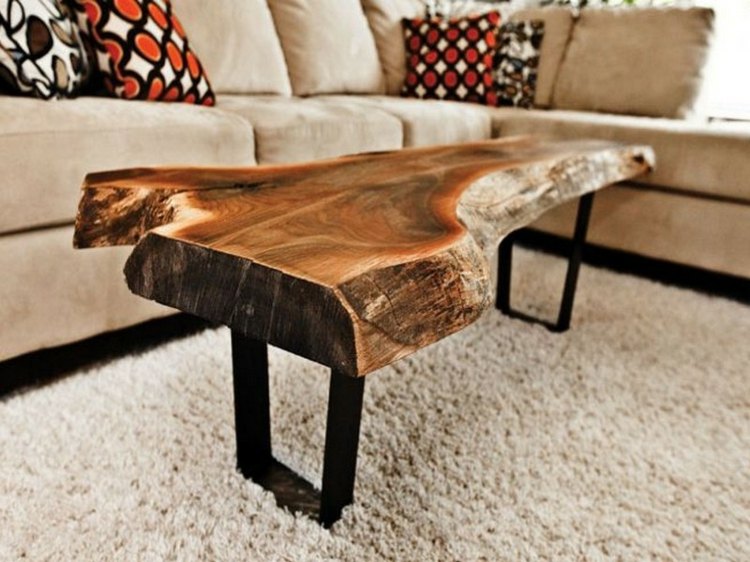 soffbord-trä-skiva-antikt-rustikt-träd-stamm-matta-beige-kasta-kudde-mönstrad-röd-svart