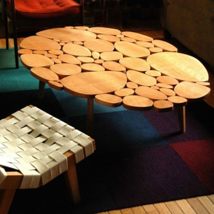 soffbord-trä-skivstolar-matta-färgglatt-blå-lila-rött-parkett-runt-naturmaterial