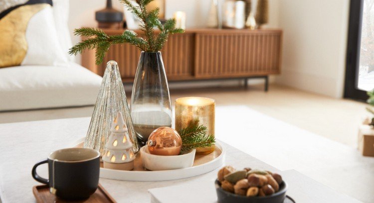 Dekorera vardagsrumsbordet till jul, moderna bordsdekorationer med lyktor och en skandinavisk julgran med en kedja av ljus