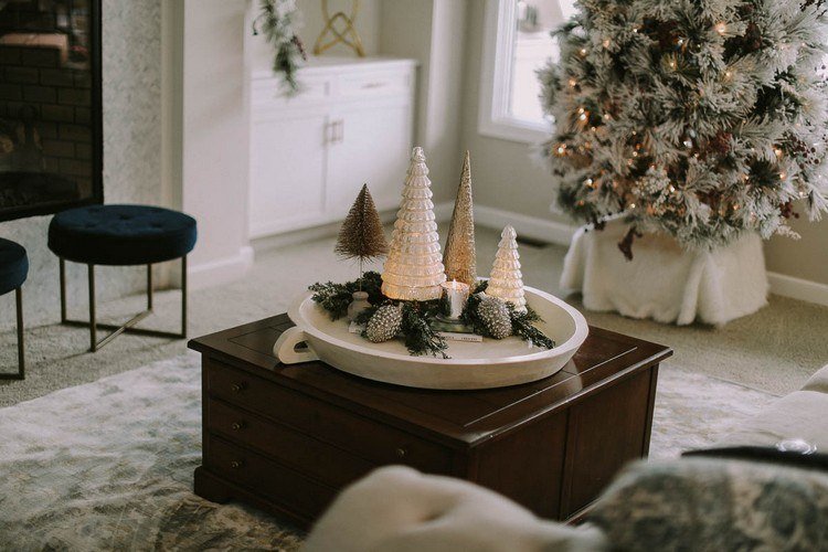 Dekorera julskålen och brickan med ett glamourutseende