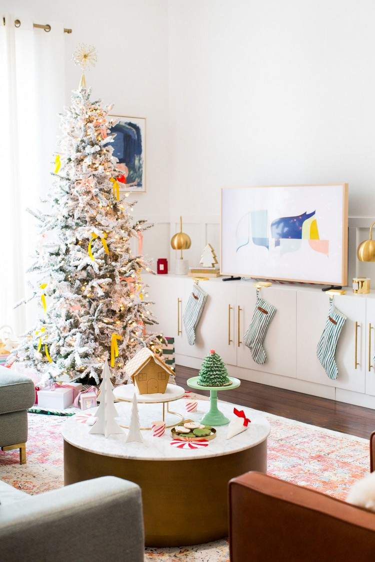 Dekorera vardagsrumsbordet till jul med en julgran i kartong