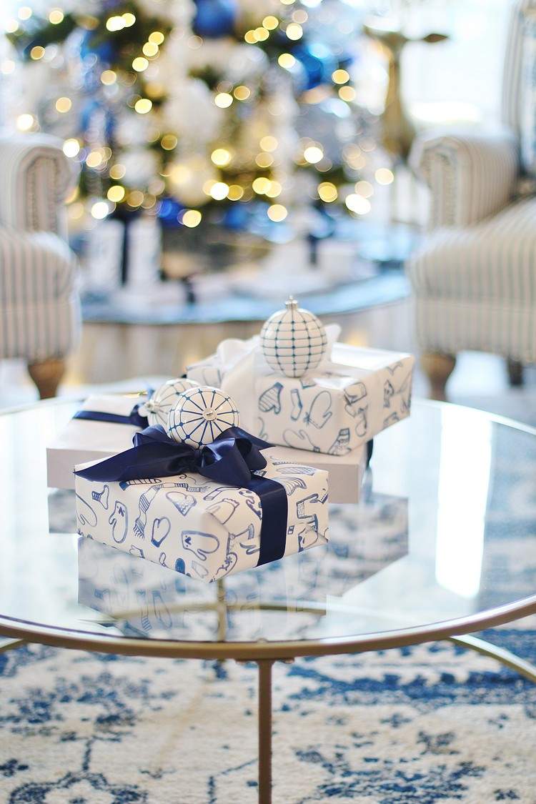 Dekorera soffbordet till jul med presenter
