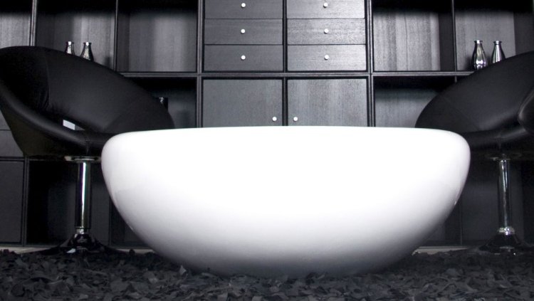 Soffbord högblank i vit-oval-ekologisk-modern-griffon-svart-minimalistisk