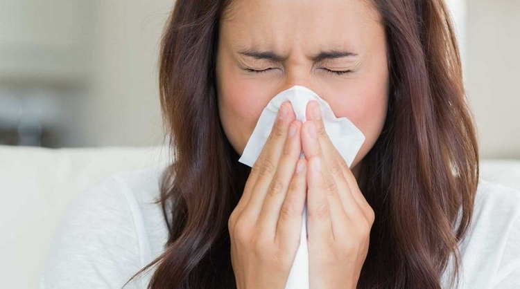 Covid-19 kontra normal influensa nysningar och hosta