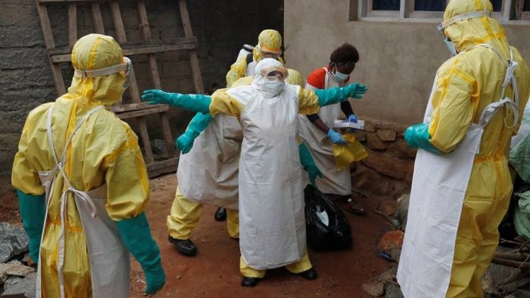 Ebola sprids genom kroppsvätskor (blod, svett, avföring)